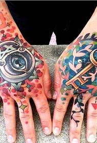 Tatuaje único de color occidental en el dorso de la mano