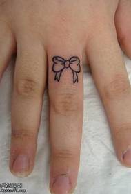 Patrón de tatuaje de tótem mariposa de dedo