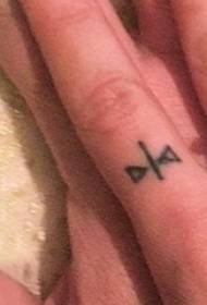 Dito dello studente maschio del dito del tatuaggio sull'immagine minimalista nera del tatuaggio