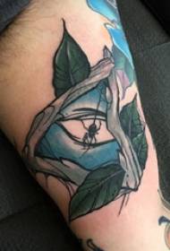 Rami di tatuaggio braccio del ragazzo su rami dipinti e immagini geometriche del tatuaggio