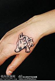Симпатичный милый щенок с узором в виде татуировки