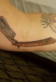 Materiale del tatuaggio del braccio, braccio del ragazzo, coltello pieghevole colorato, foto del tatuaggio
