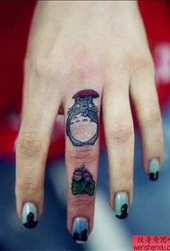 Patró de tatuatge de tortuga amb dibuixos animats amb els dits