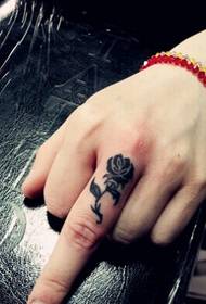 Beau tatouage de rose au doigt