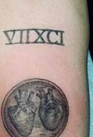 Den amerikanska tatueringsstjärnan Miley Cyrus arm på mörkgrå hjärtatatueringbild