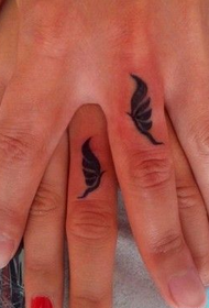 美麗的夫婦在手指上的蝴蝶紋身圖案