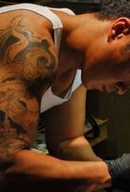Филм за тетоважа со тетоважи црна и сива змеј слика за тетоважа на раката со ликови