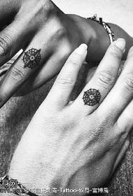 Kompass tetovējums modelis uz pāris pirkstiem