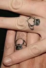 Pora širdies formos žiedo tatuiruotė