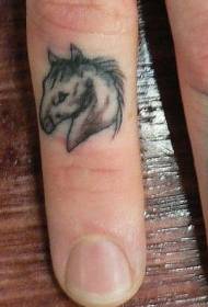 Kis friss ló fej tetoválás az ujján