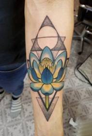 Material de tatuagem no braço, braço masculino, triângulo e imagem de tatuagem de flor