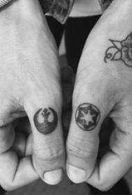 Dito dello studente maschio del tatuaggio minimalista del dito sull'immagine creativa nera del tatuaggio di simbolo