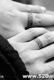 Anello modello tatuaggio sul dito