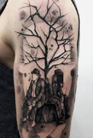сет индивидуалних црно-сивих тетоважа делује на мушкој великој руци