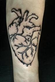 Apstraktna linija dječakova ruku s tetovažom na slici crno srce tetovaža
