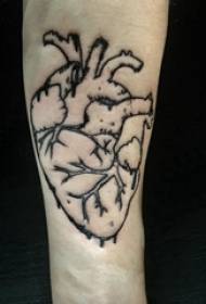 Linea astratta tatuaggio braccio del ragazzo sull'immagine del tatuaggio cuore nero