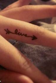 Dito bellissimo tatuaggio freccia