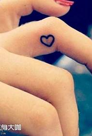 Patrón de tatuaje de amor pequeño dedo