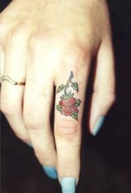 Malgranda ruĝa roza tatuaje sur fingro