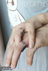 Modello inglese del tatuaggio dell'anello sul dito delle coppie