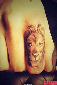 Vinger leeuw tattoo werk