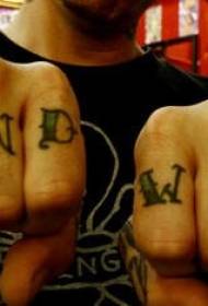 Мужской палец зеленая буква тату