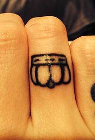 Prst nosi krunu na tetovaži