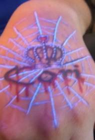 手背皇冠蜘蛛网荧光纹身图案