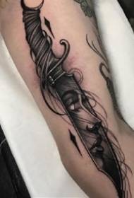 Itim at kulay-abo na malamig na armas dagger tattoo sa braso