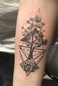 Rastlinné tetovanie dievčat za ruku na kosoštvorci a obrázok tetovania zo života stromov