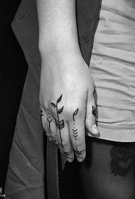 Leaf tattoo pattern on the finger