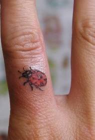 手指奇妙的彩色小瓢虫纹身图案
