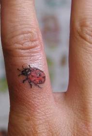 თითების ფანტასტიკური ფერადი პატარა ladybug tattoo ნიმუში