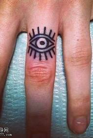 Fingertattoo auf einem Auge