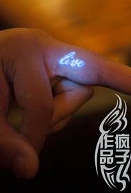Pirkstu raksturo fluorescējošu burtu tetovējuma novērtēšanas attēls