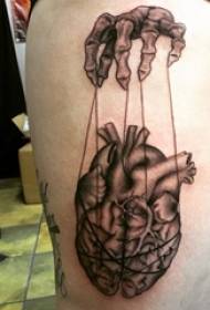 Slika tradicionalne tetovaže djevojka bedro gornja čeljust i srce tetovaža slika