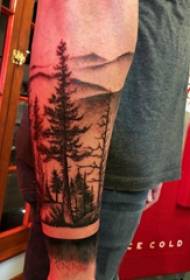 Immagine del tatuaggio del pino alto sul braccio
