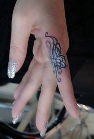 Naisen sormi kaunis perhonen tatuointi