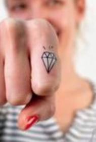 Piršto gausa tatuiruotė su deimantais