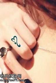 Палец маленький любовный тотемный образец татуировки