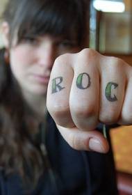 Modello di tatuaggio lettera colorata a mano femminile