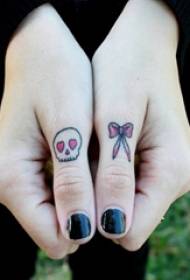 Kreativ stil med små flickors fingrar, fräsch och vacker, utsökt tatueringsmönster för litet mönster