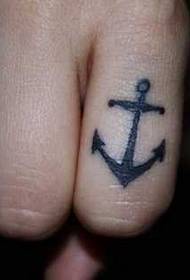 Pieni ankkuri tatuointi malli sormella