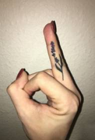 Dito semplice della ragazza del tatuaggio di linea sull'immagine del tatuaggio del fiore nero