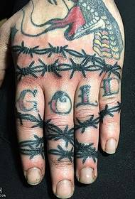 Tatuaje de letras de espinas no dedo