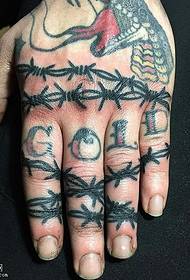 Thorns kirje tatuointi sormella