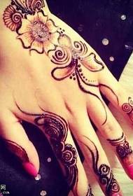 Tatuaggio temporaneo solo con le dita