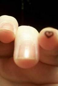 Modello di tatuaggio carino a forma di cuore femminile dito
