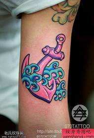 Le tatouage d'ancre de couleur de bras fonctionne par spectacle de tatouage