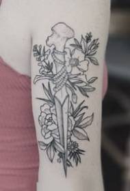 Passende zwarte en grijze bloemtattoopatroon op de armen en dijen